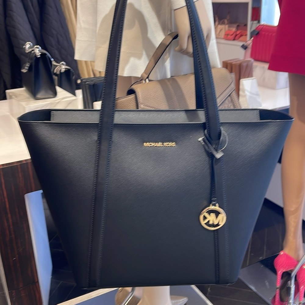 MICHAEL KORS 
Pratt Large Tote Shoulder Bag
COLOR BLACK
NWT - Picture 12 of 16